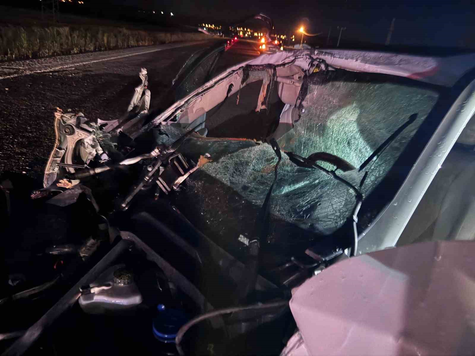 Sivas’ta traktöre çarpan Mercedes hurda yığınına döndü: 4 yaralı 6 sivasta traktore carpan mercedes hurda yiginina dondu 4 yarali 2