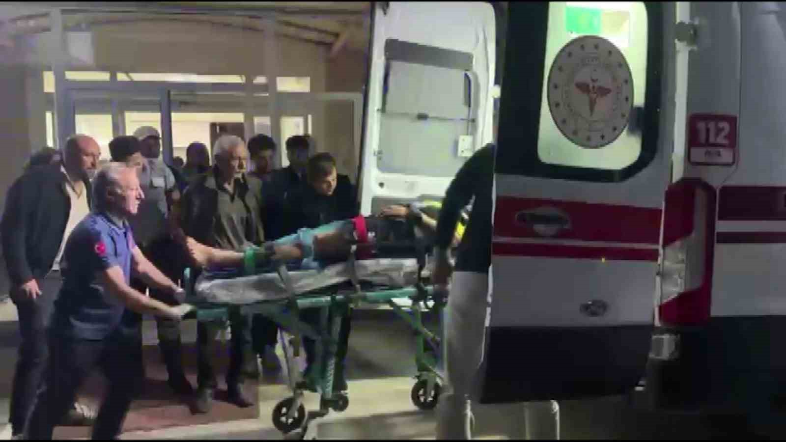 Sivas’ta traktöre çarpan Mercedes hurda yığınına döndü: 4 yaralı 8 sivasta traktore carpan mercedes hurda yiginina dondu 4 yarali 4