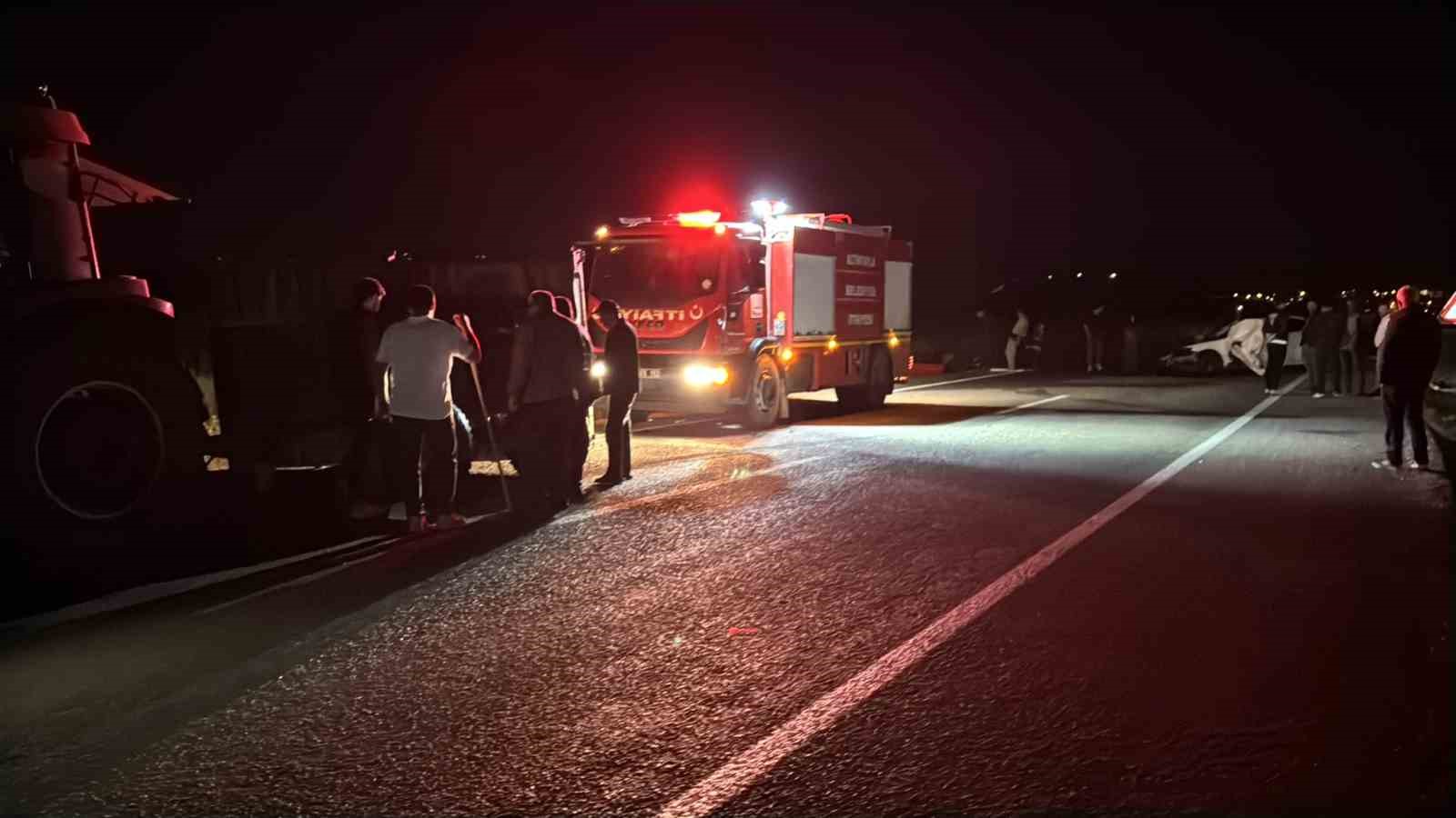 Sivas’ta traktöre çarpan Mercedes hurda yığınına döndü: 4 yaralı 9 sivasta traktore carpan mercedes hurda yiginina dondu 4 yarali 5 MUaf2ZaR