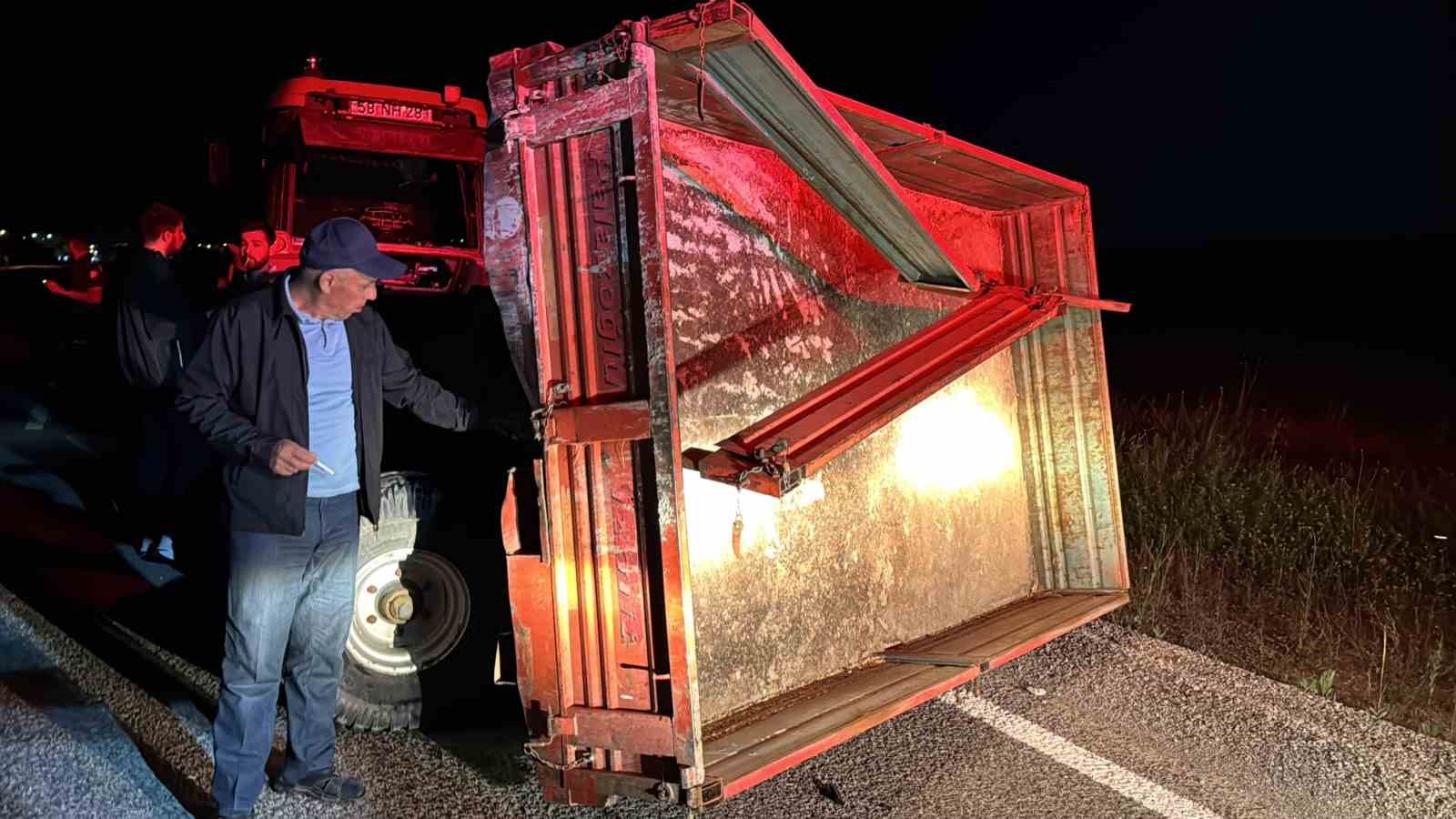 Sivas’ta traktöre çarpan Mercedes hurda yığınına döndü: 4 yaralı 10 sivasta traktore carpan mercedes hurda yiginina dondu 4 yarali 6 VmyMB8Ov