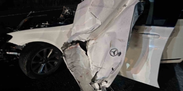 sivasta-traktore-carpan-mercedes-hurda-yiginina-dondu-4-yarali-Qb3zhVi5.jpg