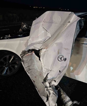sivasta-traktore-carpan-mercedes-hurda-yiginina-dondu-4-yarali-Qb3zhVi5.jpg