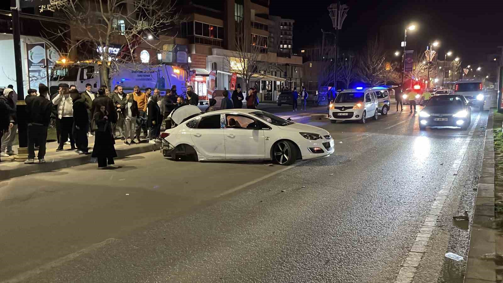 sivasta uc kisinin yaralandigi kazada arac hurdaya dondu o anlar kamerada 1 VjXh8FRV