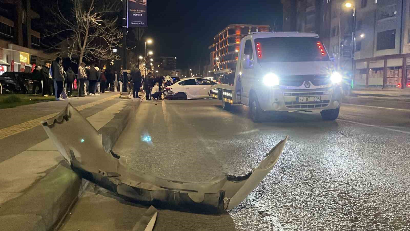 sivasta uc kisinin yaralandigi kazada arac hurdaya dondu o anlar kamerada 2 cjYa9p8P