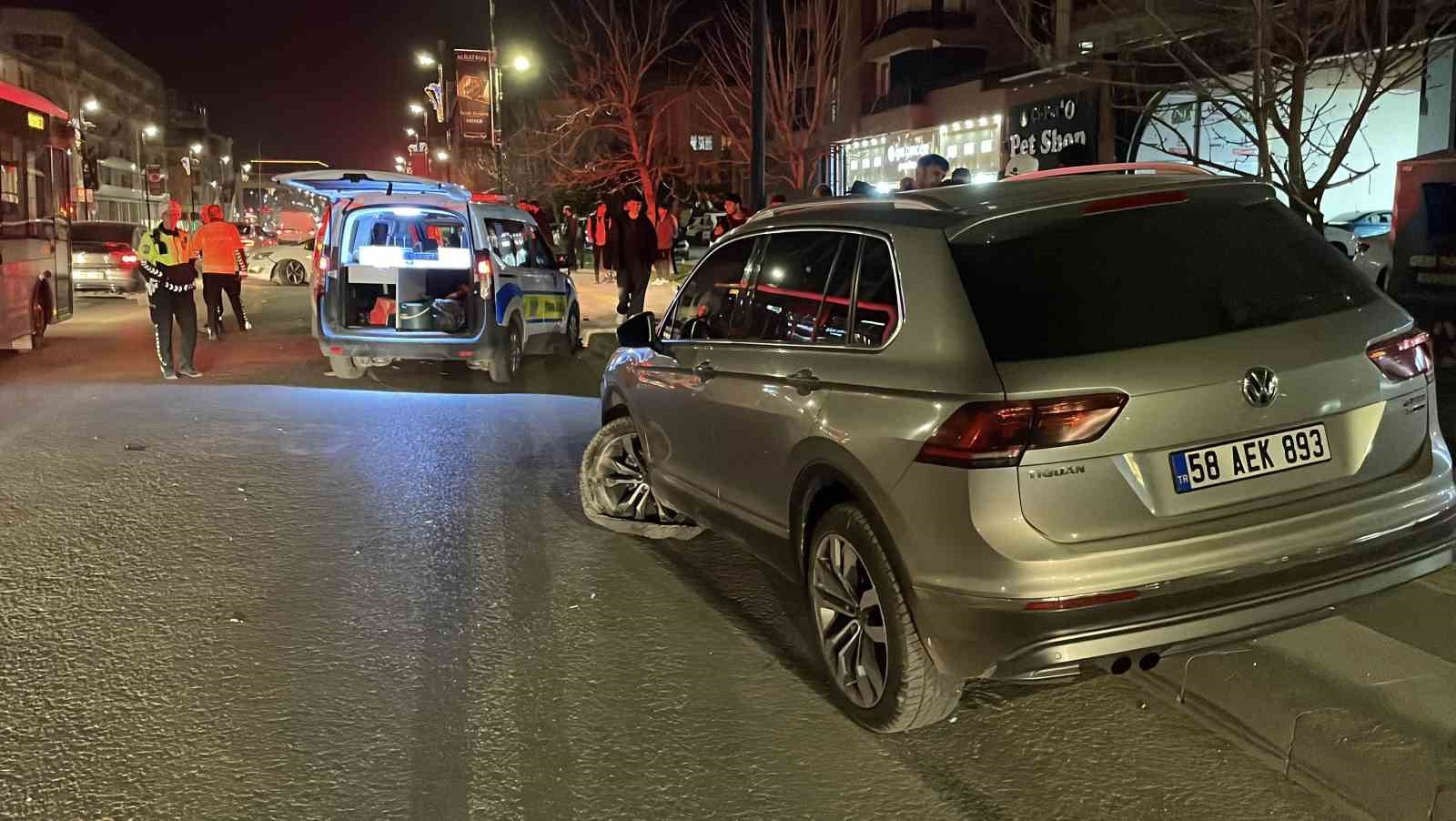 sivasta uc kisinin yaralandigi kazada arac hurdaya dondu o anlar kamerada 3 KvCuTyny