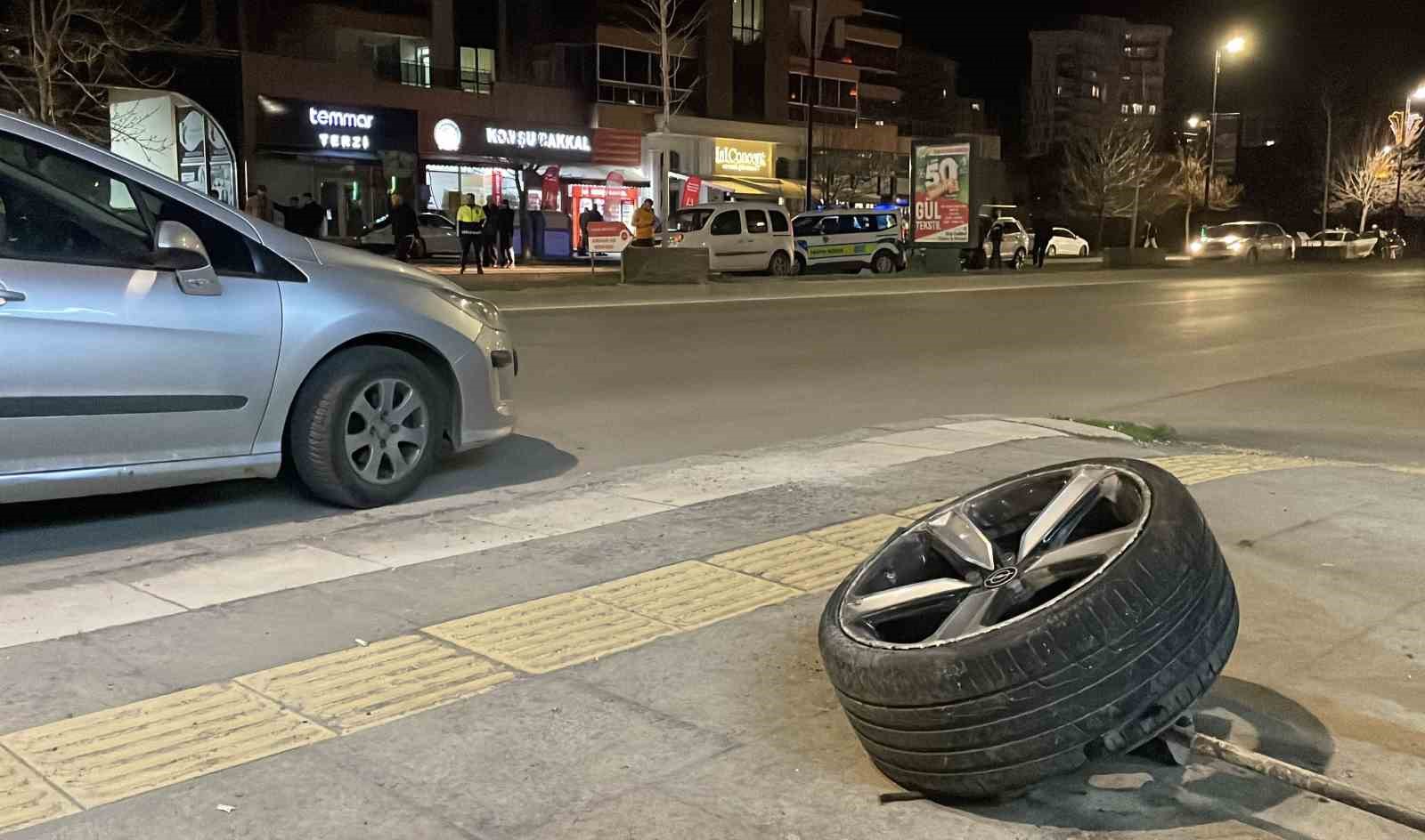 sivasta uc kisinin yaralandigi kazada arac hurdaya dondu o anlar kamerada 4 l9nu9meR
