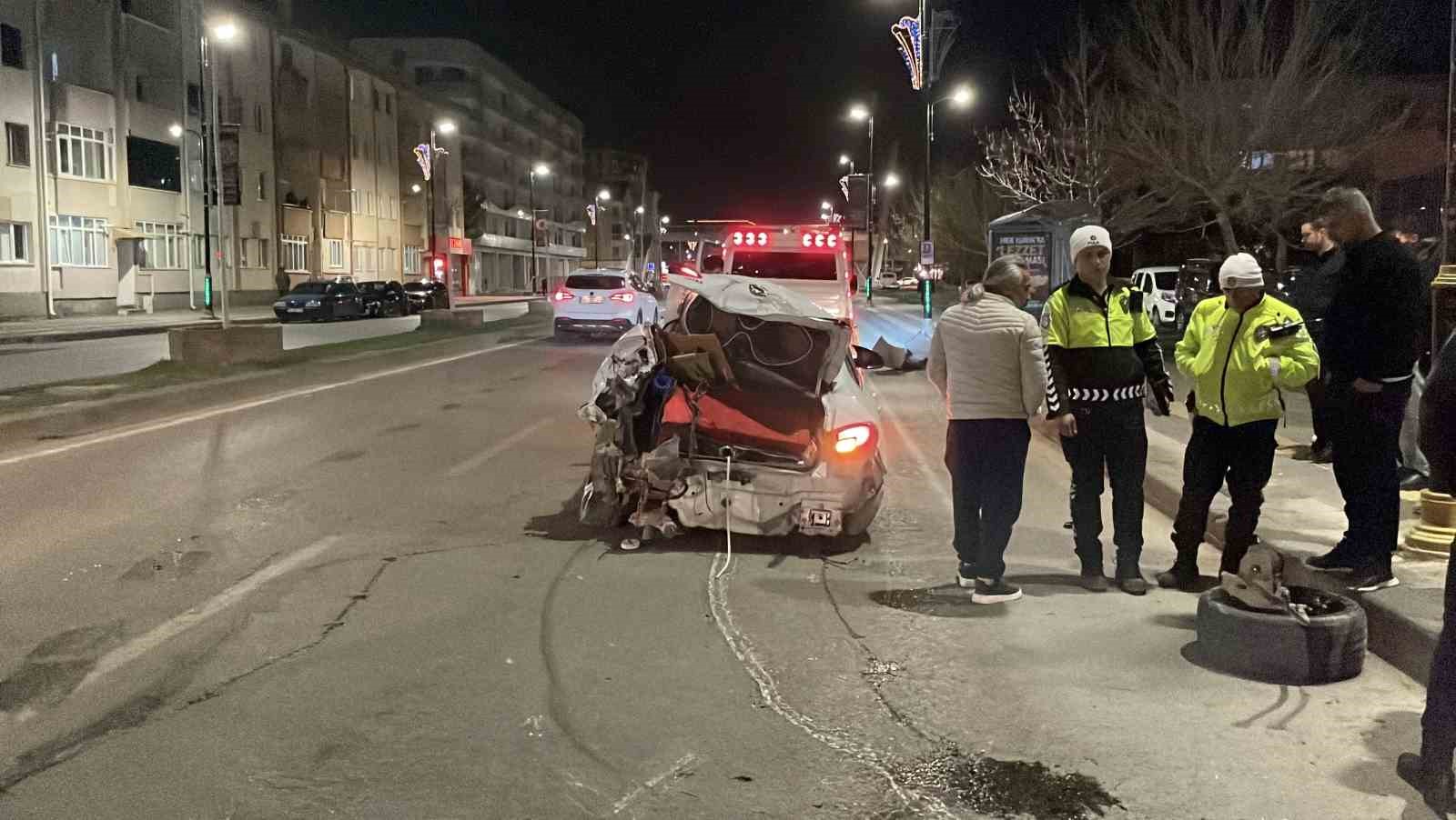 sivasta uc kisinin yaralandigi kazada arac hurdaya dondu o anlar kamerada 5 8Jy4ZKCf