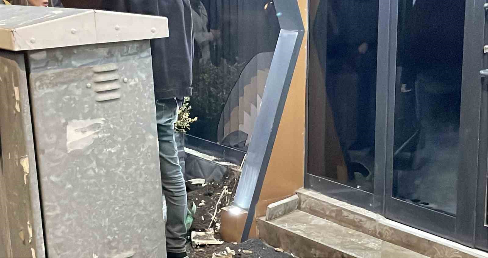 sivasta uc kisinin yaralandigi kazada arac hurdaya dondu o anlar kamerada 6 f8jhT65e