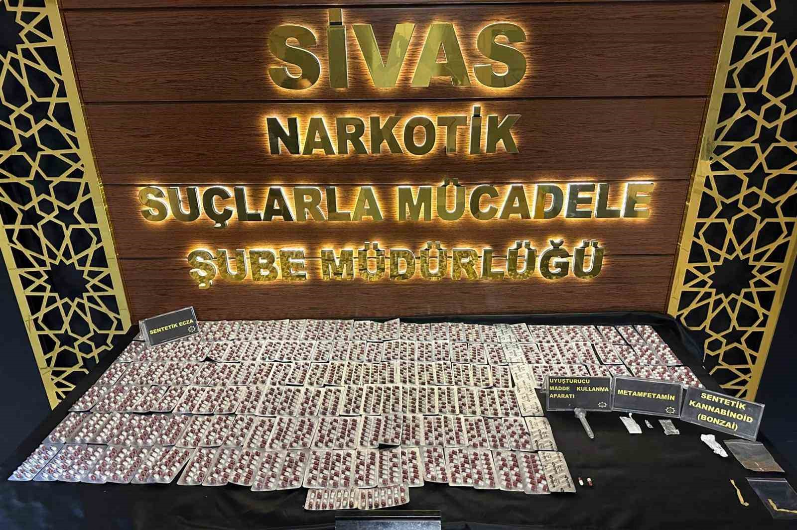 Sivas’ta uyuşturucu madde bulunduran 4 kişi yakalandı, şahıslardan 1’i tutuklandı 4 sivasta uyusturucu madde bulunduran 4 kisi yakalandi sahislardan 1i tutuklandi 0 In2Fc46u