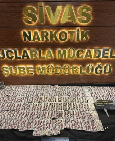 sivasta-uyusturucu-madde-bulunduran-4-kisi-yakalandi-sahislardan-1i-tutuklandi-FGWZFZyS.jpg