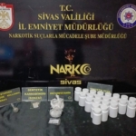 sivasta-uyusturucu-operasyonu-2-kisi-tutuklandi-bol-miktarda-uyusturucu-madde-ele-gecirildi-3YaWiwcG.jpg