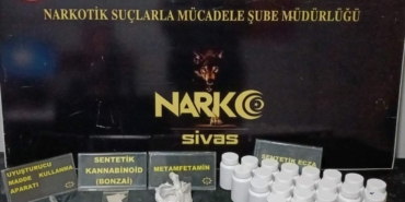 sivasta-uyusturucu-operasyonu-2-kisi-tutuklandi-bol-miktarda-uyusturucu-madde-ele-gecirildi-3YaWiwcG.jpg