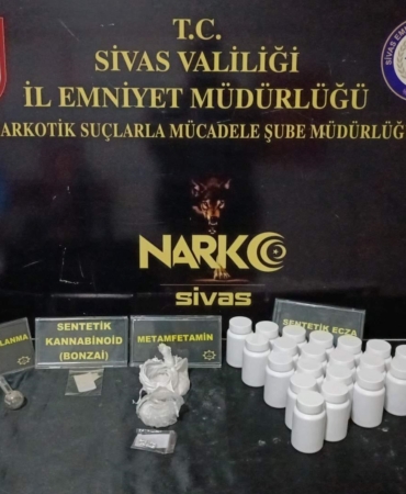 sivasta-uyusturucu-operasyonu-2-kisi-tutuklandi-bol-miktarda-uyusturucu-madde-ele-gecirildi-3YaWiwcG.jpg