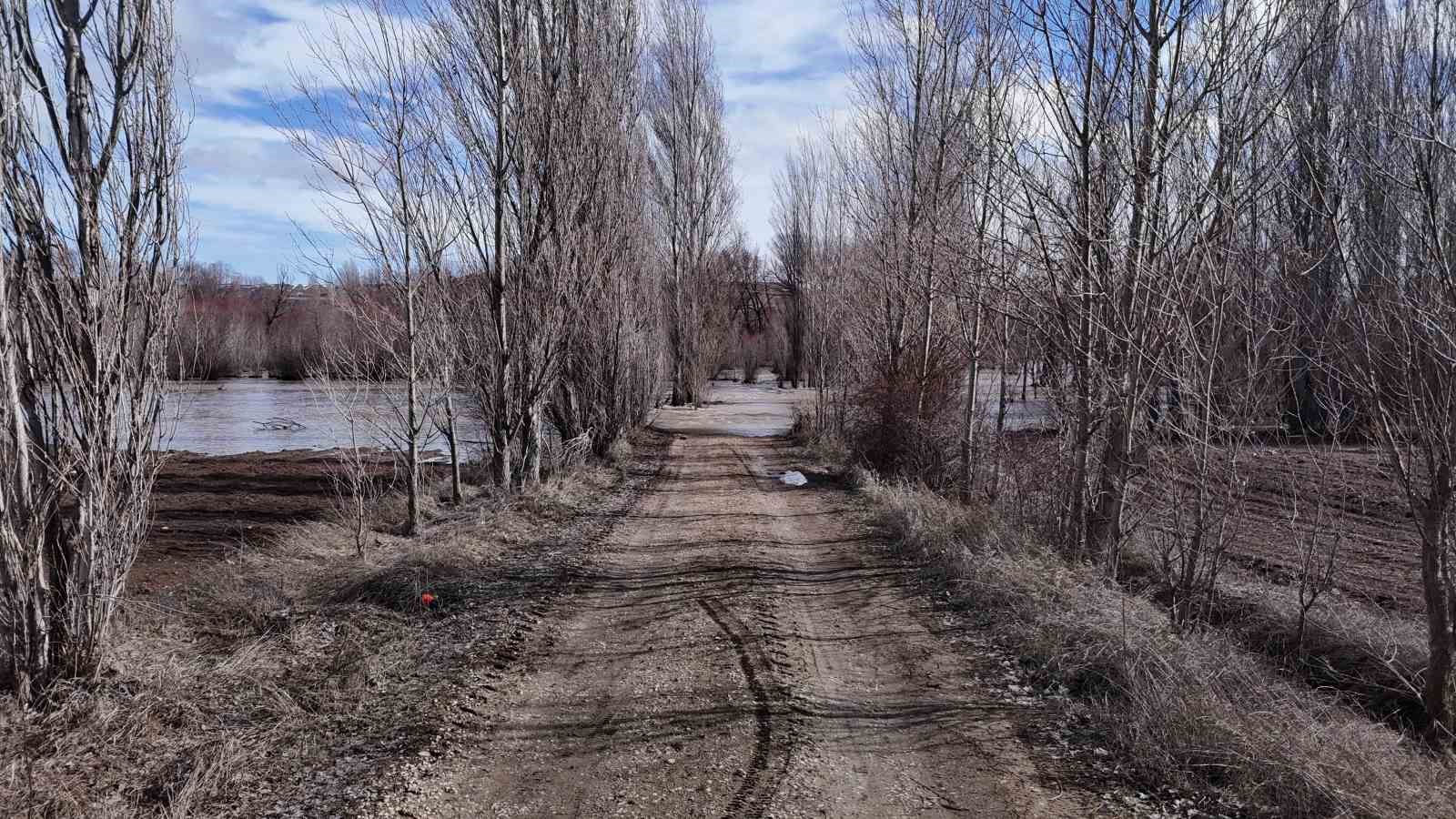 sivasta yagan kar eridi koy yolu tamamen su altinda kaldi 0 9A9YB94t