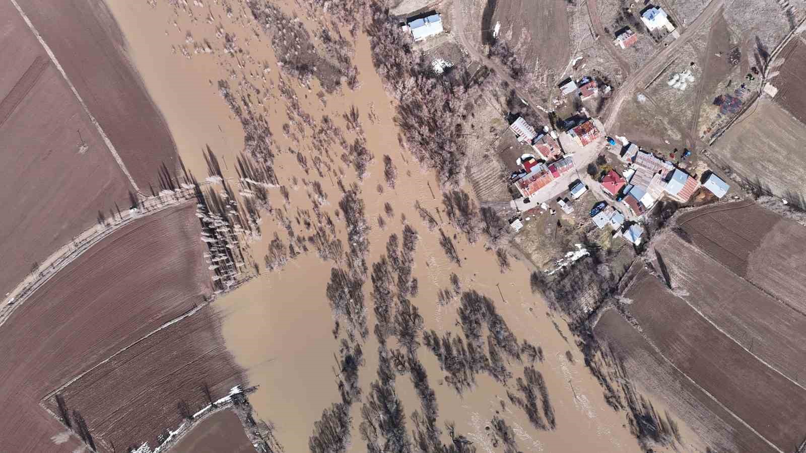 sivasta yagan kar eridi koy yolu tamamen su altinda kaldi 2