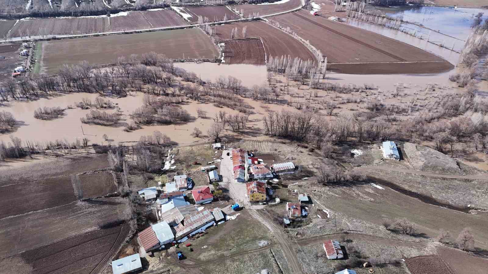 sivasta yagan kar eridi koy yolu tamamen su altinda kaldi 3 kdau1FYs