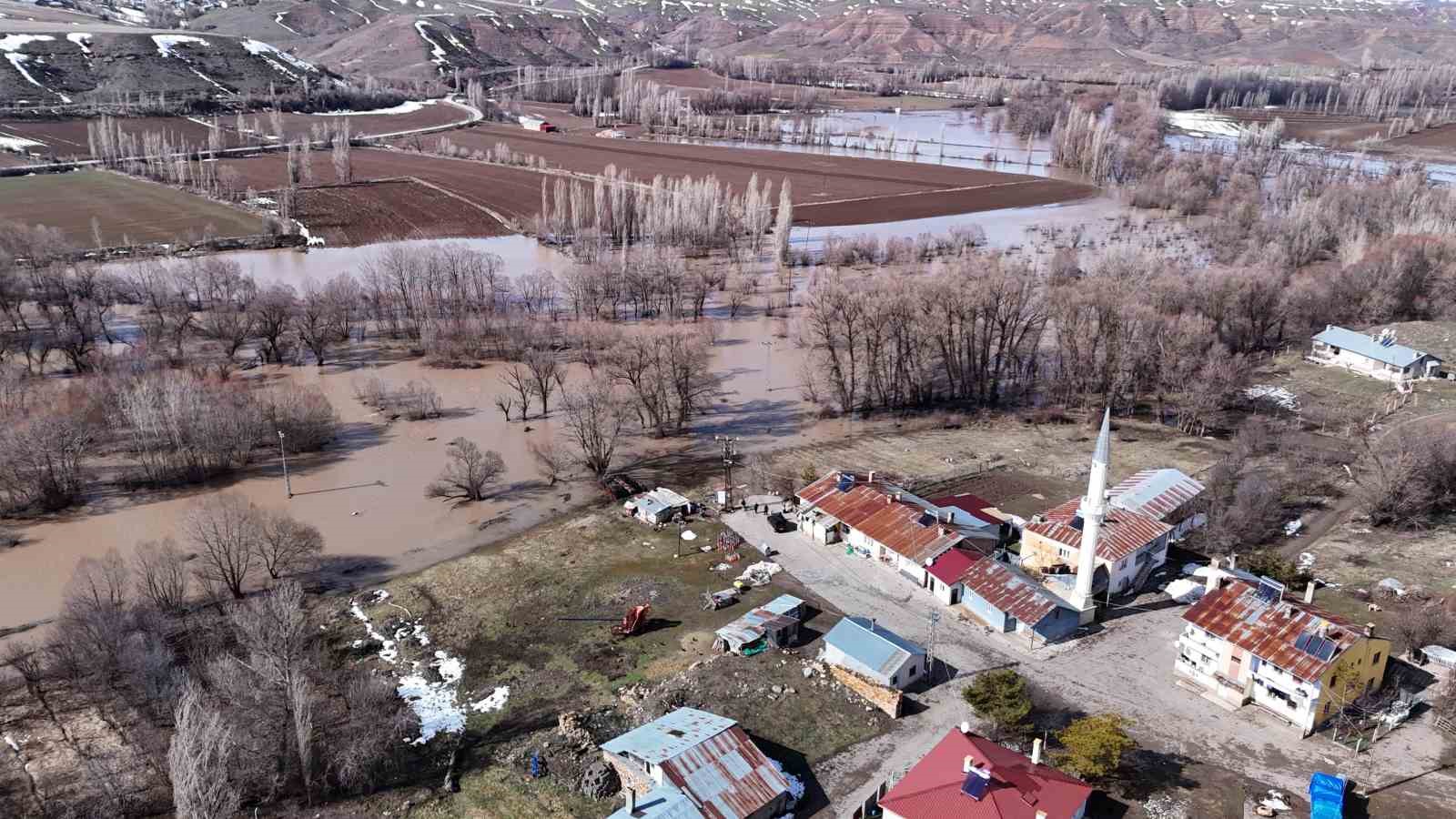 sivasta yagan kar eridi koy yolu tamamen su altinda kaldi 4