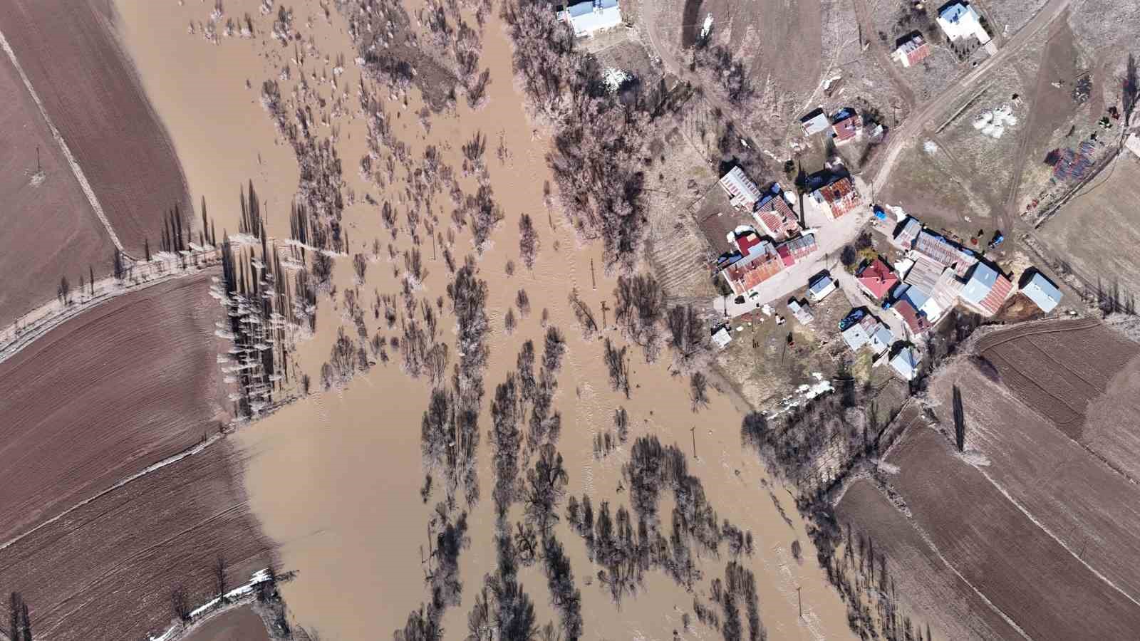 sivasta yagan kar eridi koy yolu tamamen su altinda kaldi 5 93XZZKUu