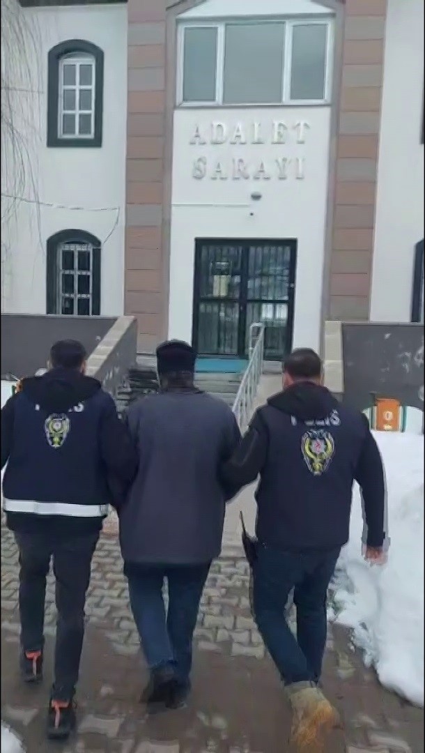 sivasta yakalanan firari hukumlu cezaevine gonderildi 0 KVKptBYJ