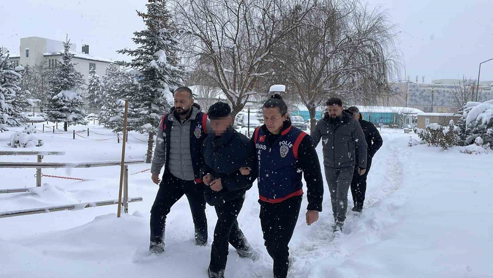 sivasta yilbasi gecesi kanli bitti cinayet zanlisi adliyeye sevk edildi 0 9SFIImVJ