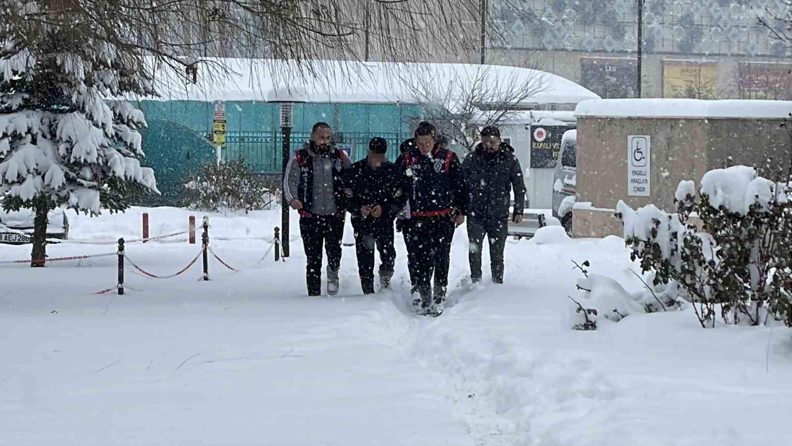 sivasta yilbasi gecesi kanli bitti cinayet zanlisi adliyeye sevk edildi 1 cZKtbUDc