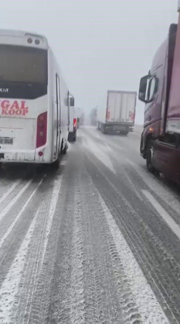 sivasta yogun kar ve tipi nedeniyle bazi yollar ulasima kapatildi 1 qUvMIwli