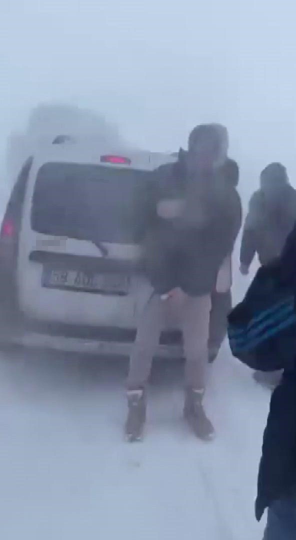 sivasta yogun kar ve tipi nedeniyle bazi yollar ulasima kapatildi 3 3hYu2sXw