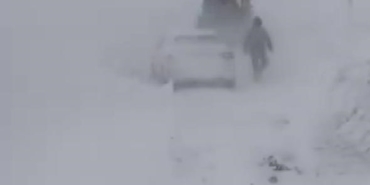 sivasta-yogun-kar-ve-tipi-nedeniyle-bazi-yollar-ulasima-kapatildi-YOjaPkjp.jpg