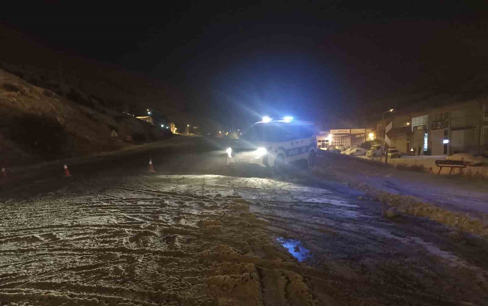 sivasta yogun kar ve tipi nedeniyle kayseri malatya kara yolu trafige kapatildi 0 tSh4H99s
