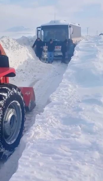 sivasta yolcu midibusu kara saplandi mahsur kalanlari muhtar kurtardi 0 kedQdLfj