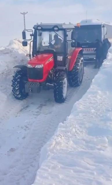 sivasta yolcu midibusu kara saplandi mahsur kalanlari muhtar kurtardi 1 L9iNHjXP