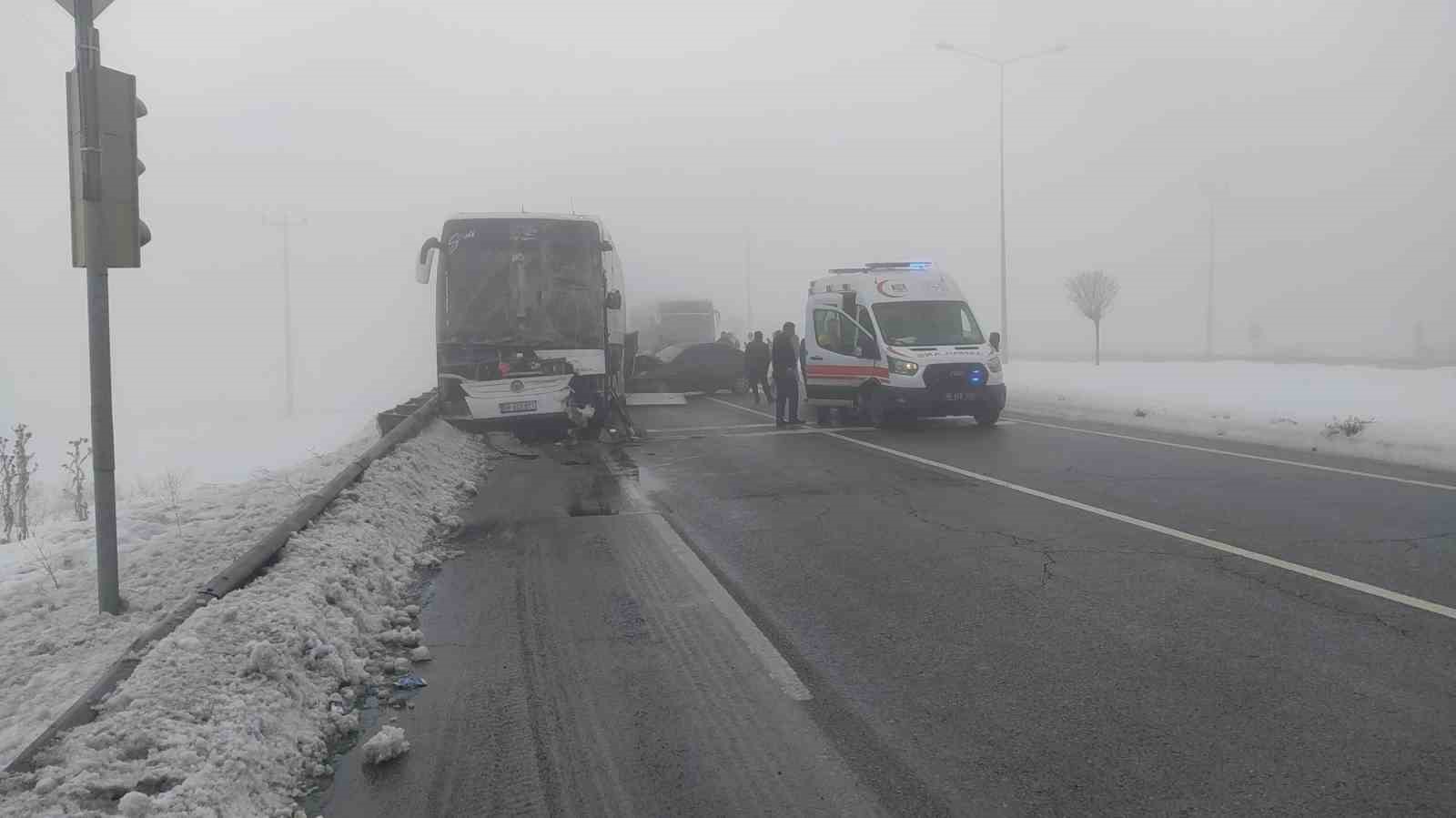 sivasta yolcu otobusu zincirleme trafik kazasina karisti 2 yarali 1 8kUsnAsW