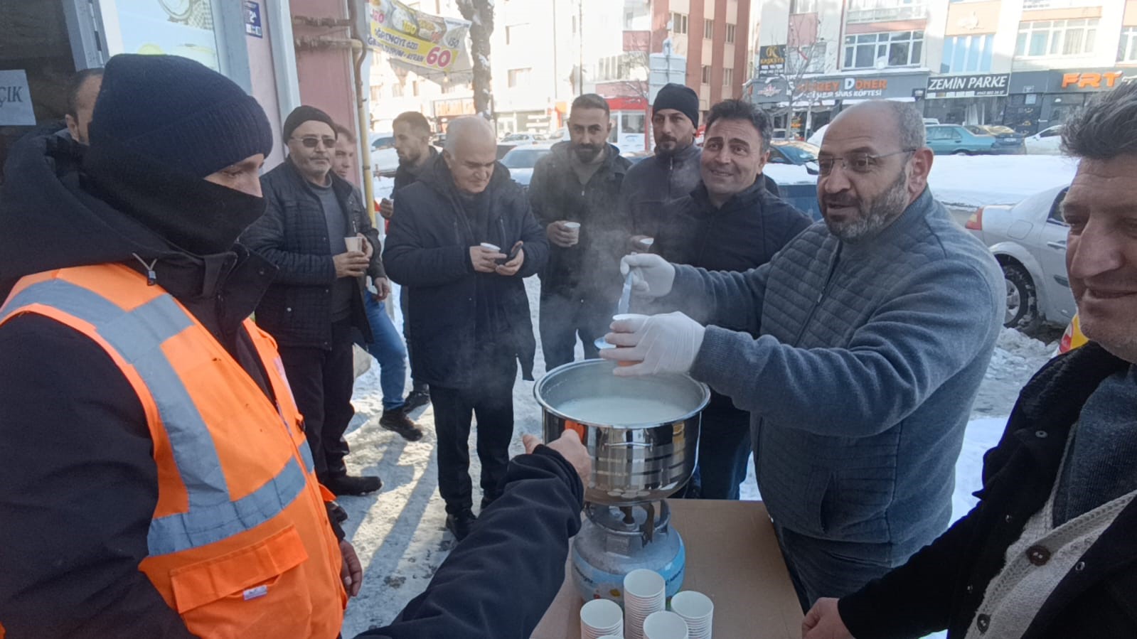sivasta yurekleri isitan dayanisma karla mucadele calisanlarina sicak sut ikrami 1 3DGFW7sR