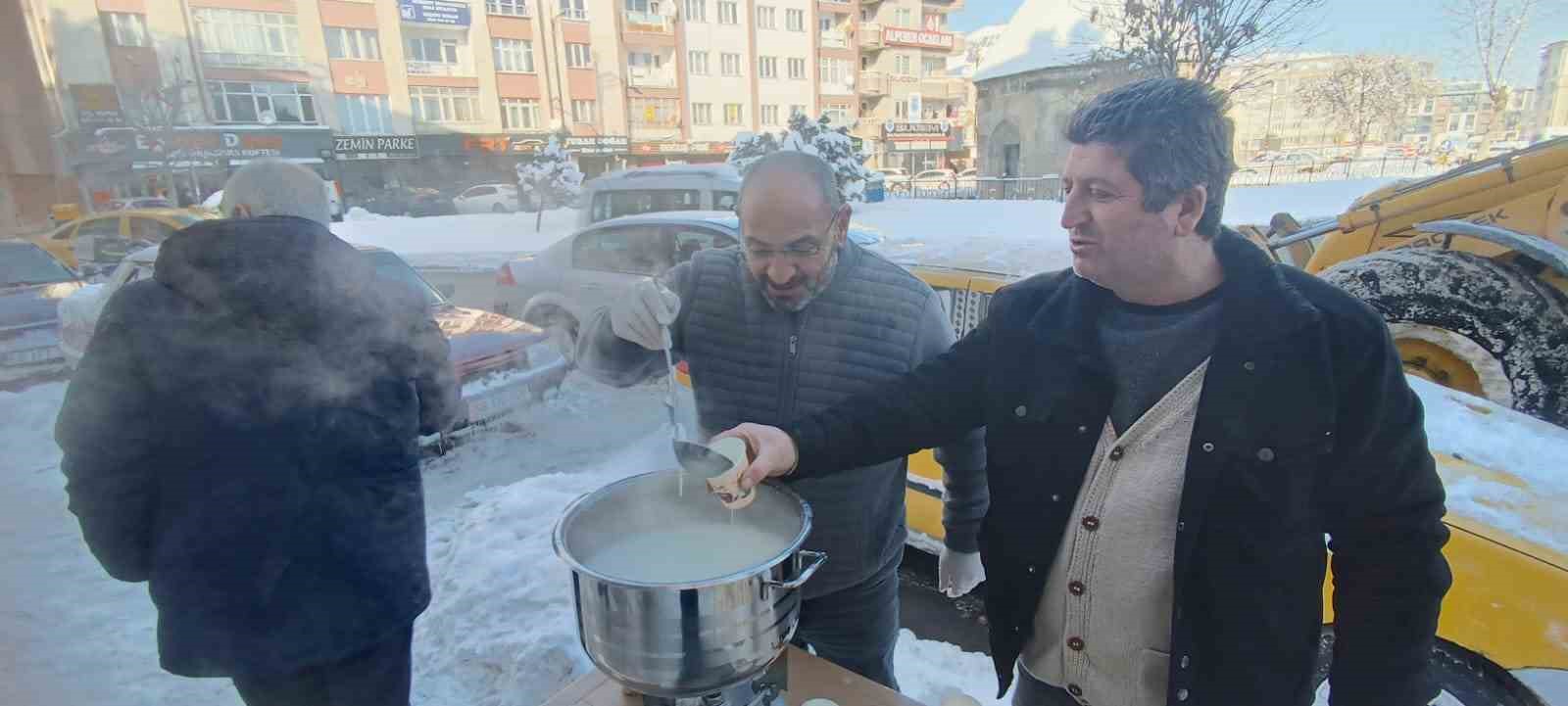 sivasta yurekleri isitan dayanisma karla mucadele calisanlarina sicak sut ikrami 3 Hu8ReJlU
