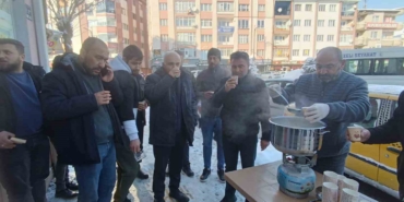 sivasta-yurekleri-isitan-dayanisma-karla-mucadele-calisanlarina-sicak-sut-ikrami-5CWHUJJk.jpg