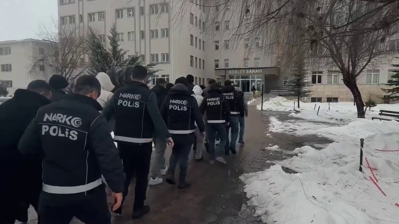 sivasta zehir tacirlerine operasyon 7 kisi tutuklandi 0 UCE6cnK1