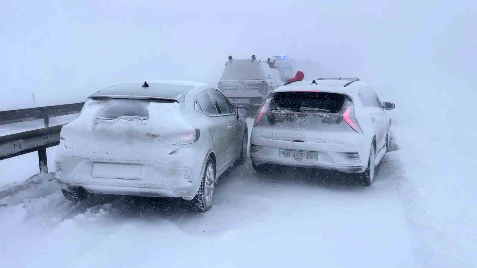 sivasta zincirleme trafik kazasi 4 yarali 1 STsCiJmC