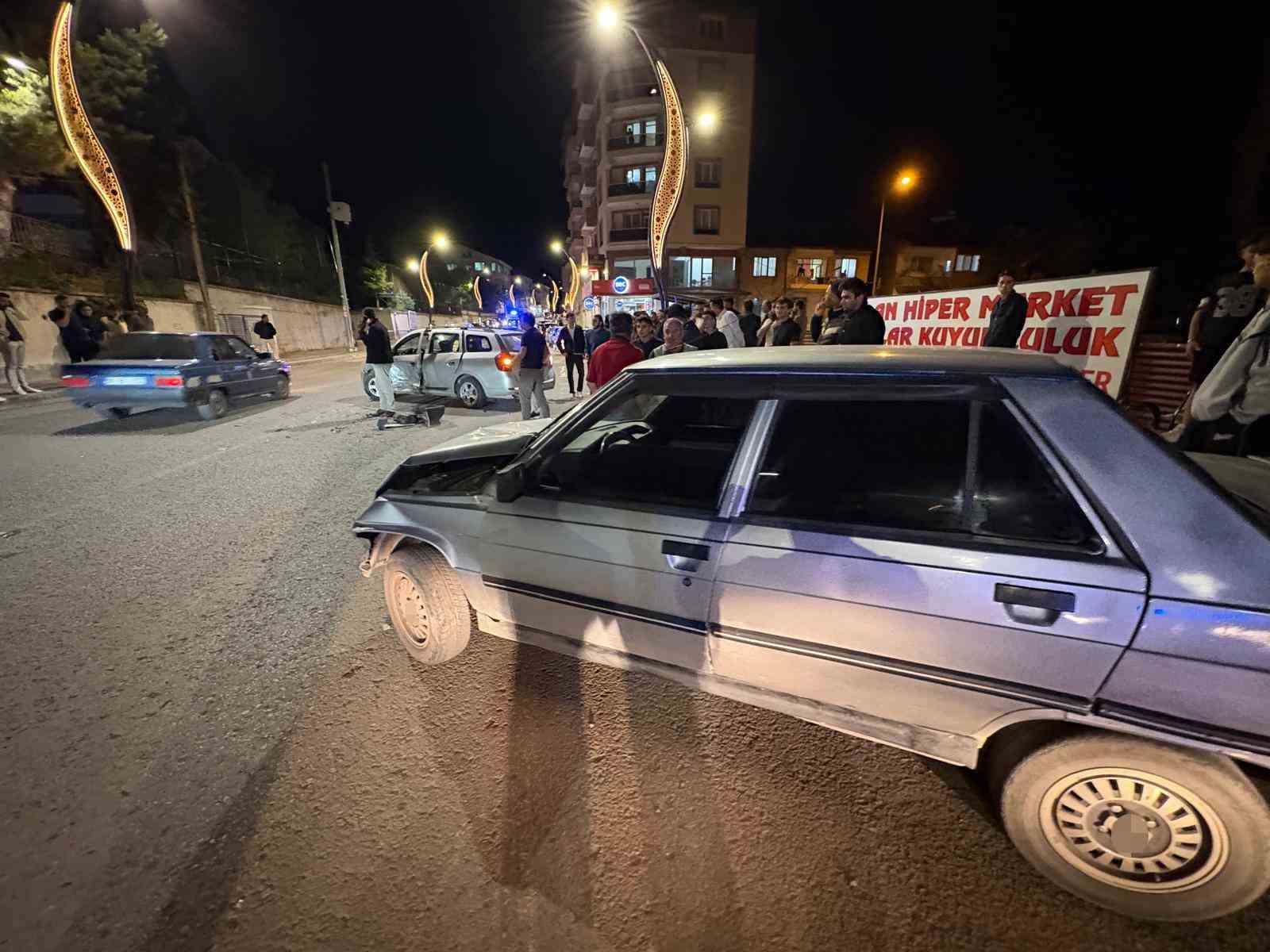 sivasta zincirleme trafik kazasi 5 yarali 1 NgaHIcKc