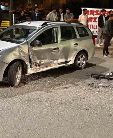 sivasta-zincirleme-trafik-kazasi-5-yarali-QsV75Dqr.jpg