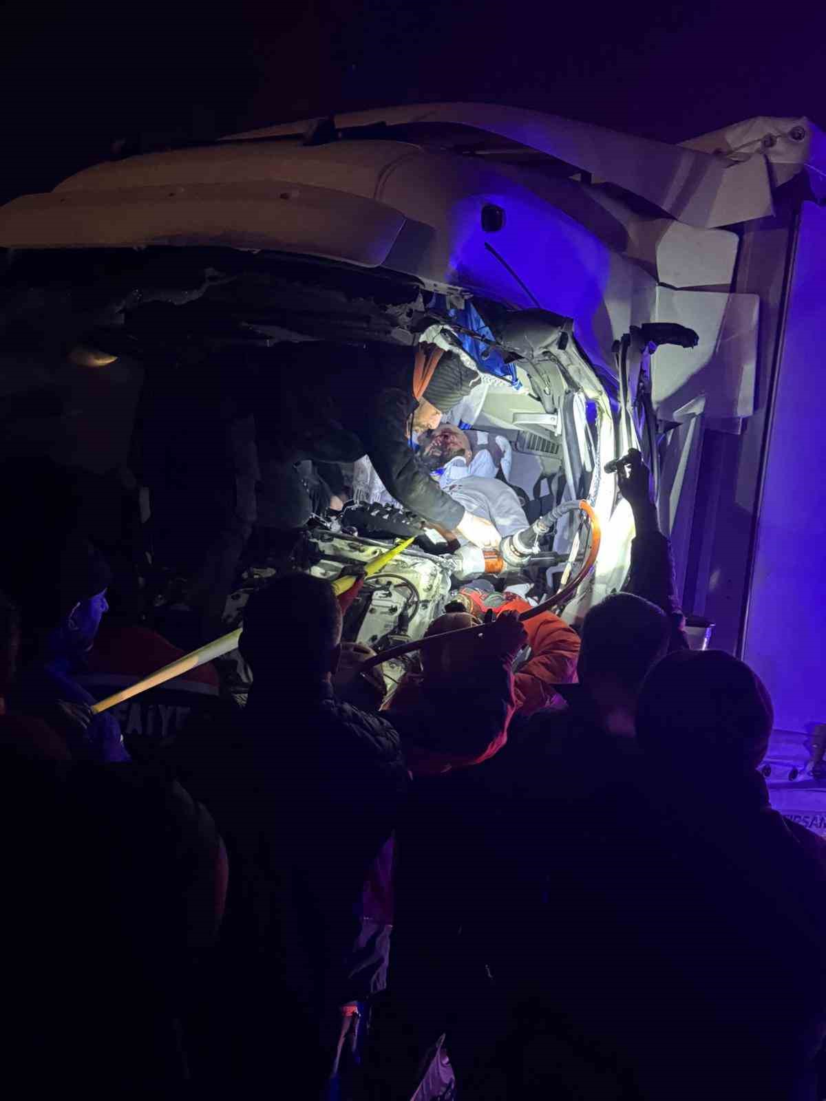 sivasta zincirleme trafik kazasi 8 yarali 4 8cLfGzjy