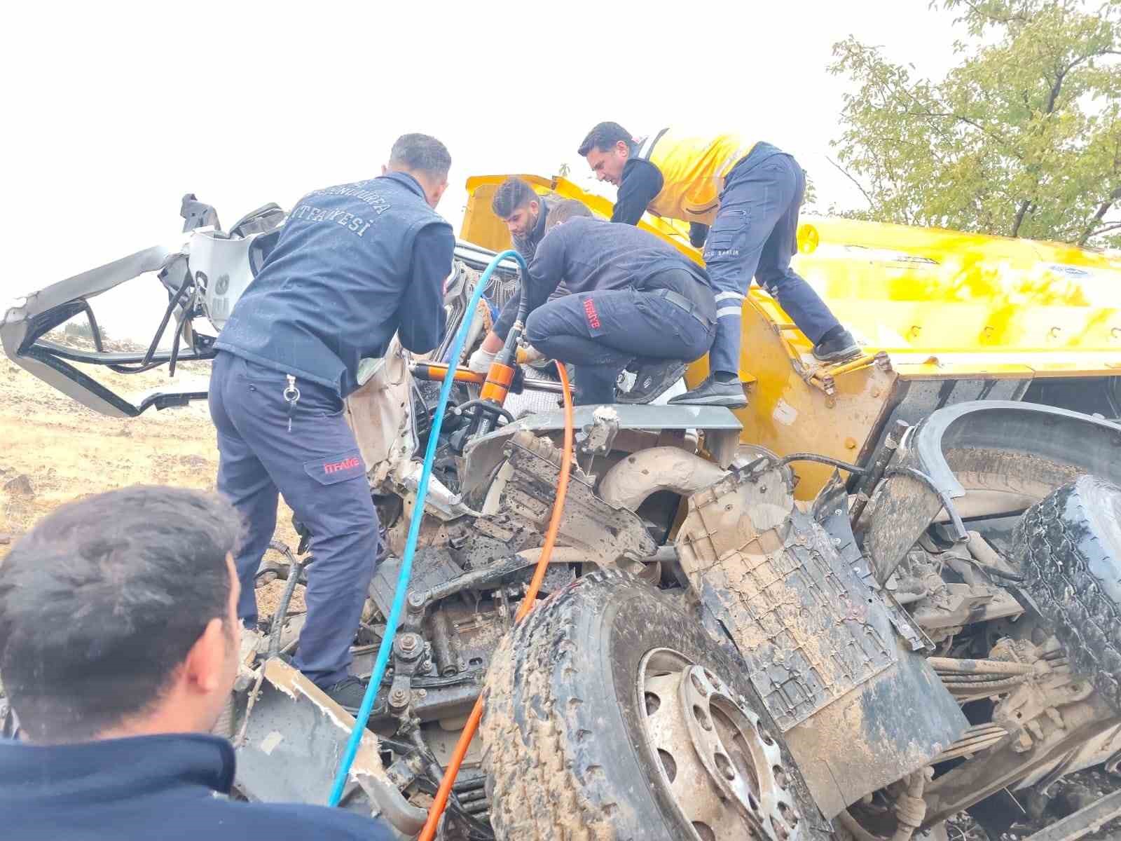 siverek adiyaman kara yolunda feci kaza 1 olu 1 agir yarali 1 zK7QeStP