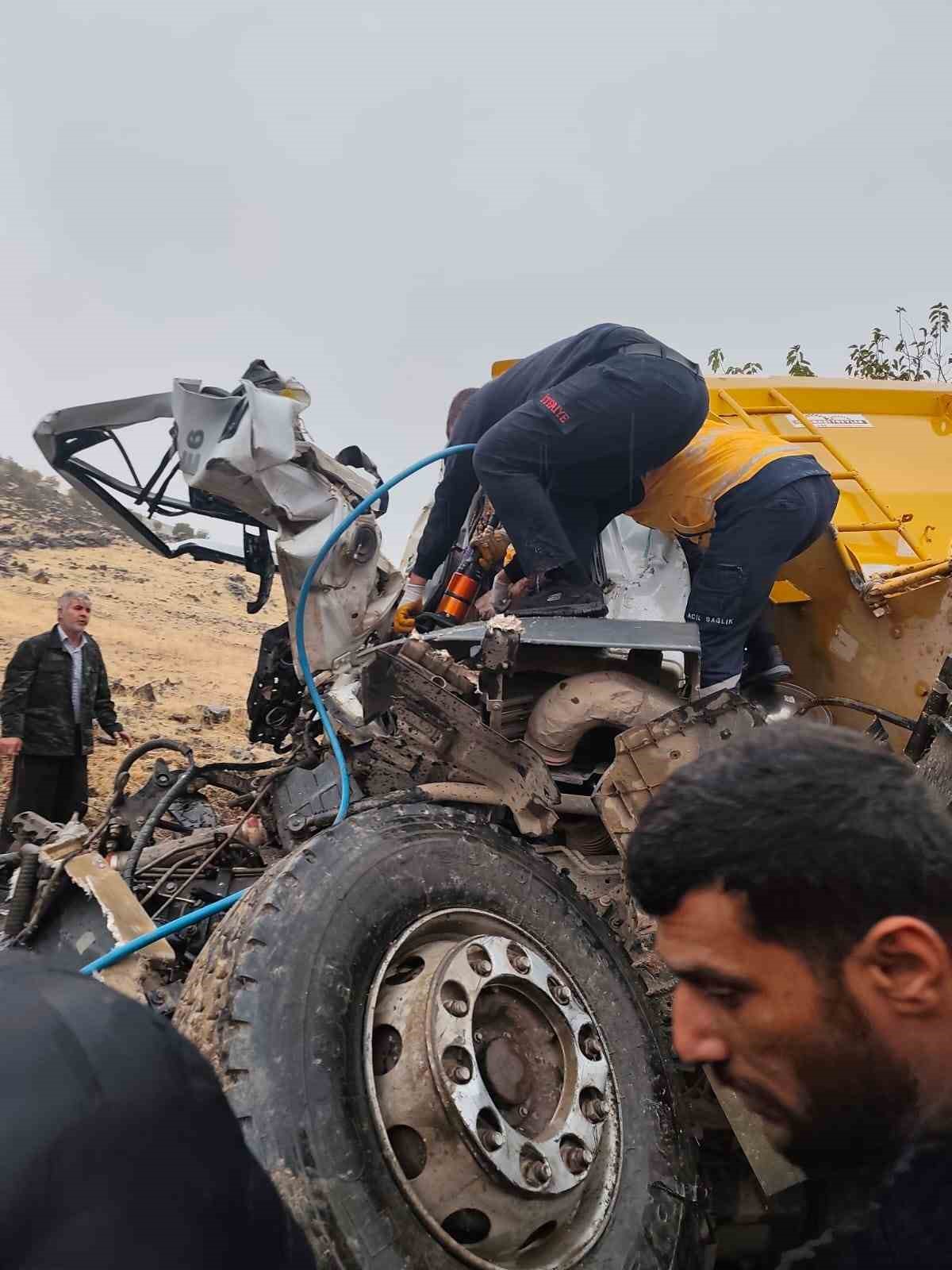 siverek adiyaman kara yolunda feci kaza 1 olu 1 agir yarali 3