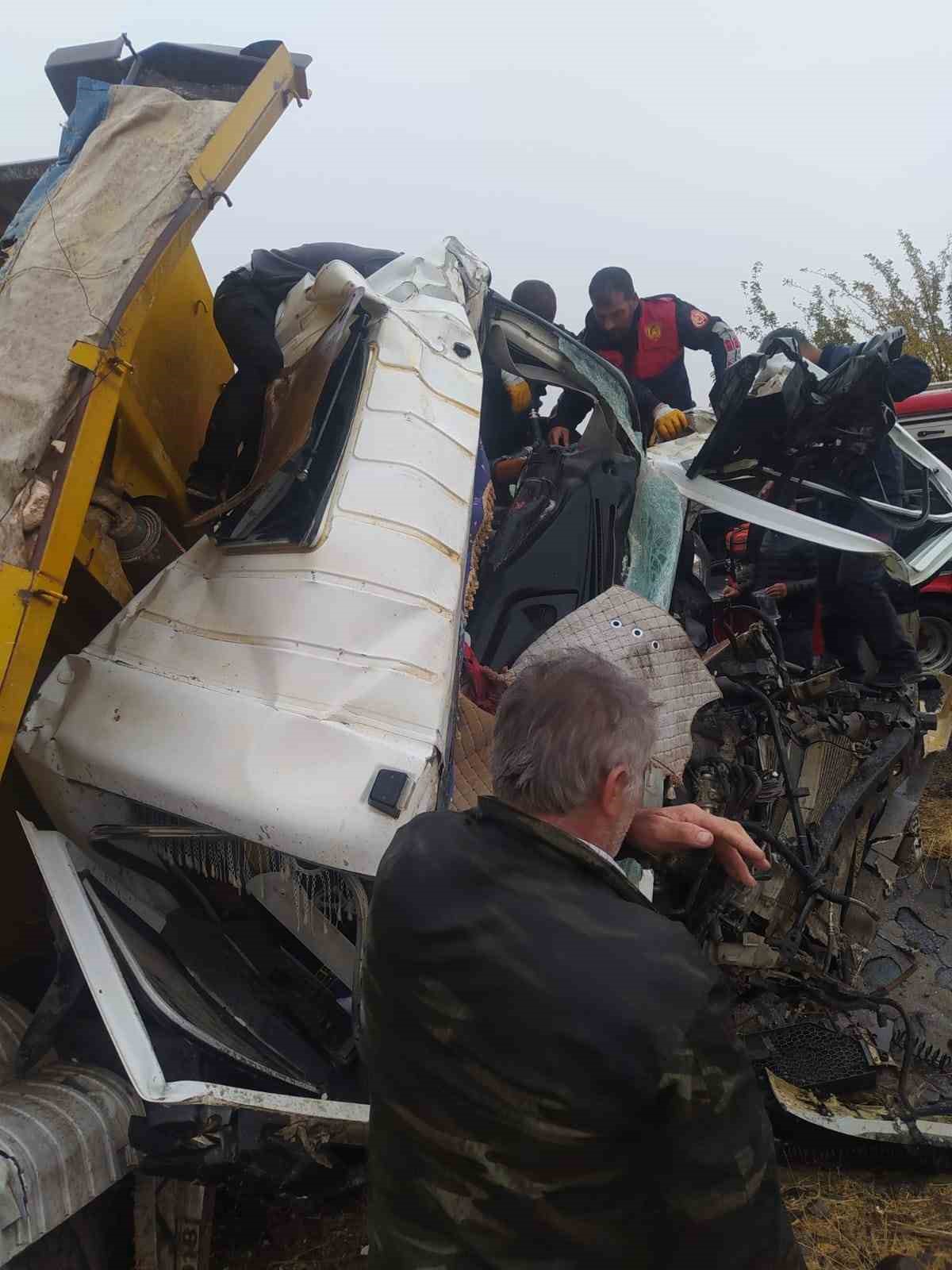siverek adiyaman kara yolunda feci kaza 1 olu 1 agir yarali 4
