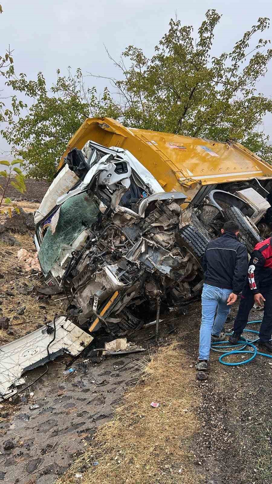 siverek adiyaman kara yolunda feci kaza 1 olu 1 agir yarali 5 NaBGff4b