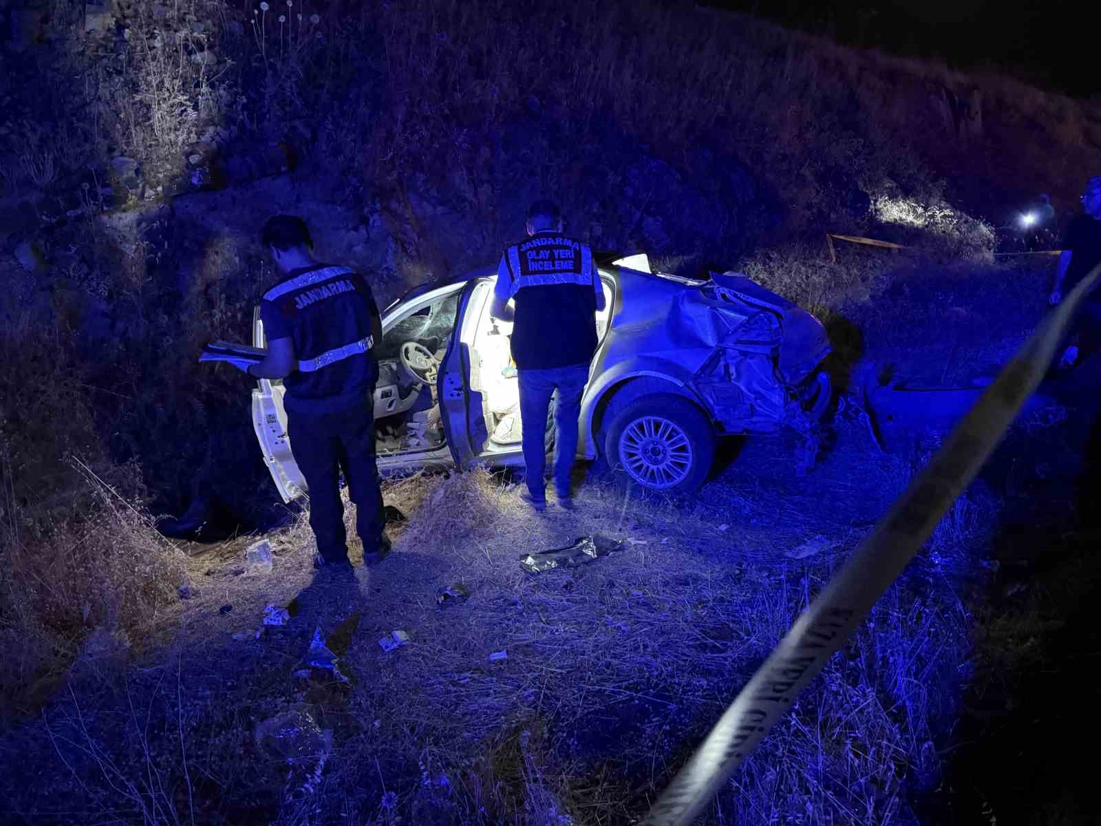 Siverek-Diyarbakır kara yolunda feci kaza: 3 ölü, 1 yaralı 4 siverek diyarbakir kara yolunda feci kaza 3 olu 1 yarali 0 aKn2SNmA