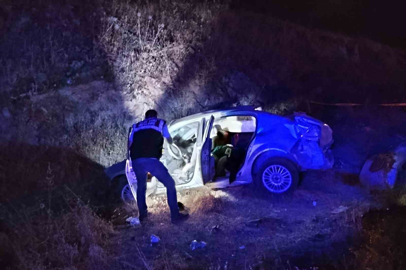 Siverek-Diyarbakır kara yolunda feci kaza: 3 ölü, 1 yaralı 7 siverek diyarbakir kara yolunda feci kaza 3 olu 1 yarali 3 1Xj5OEye