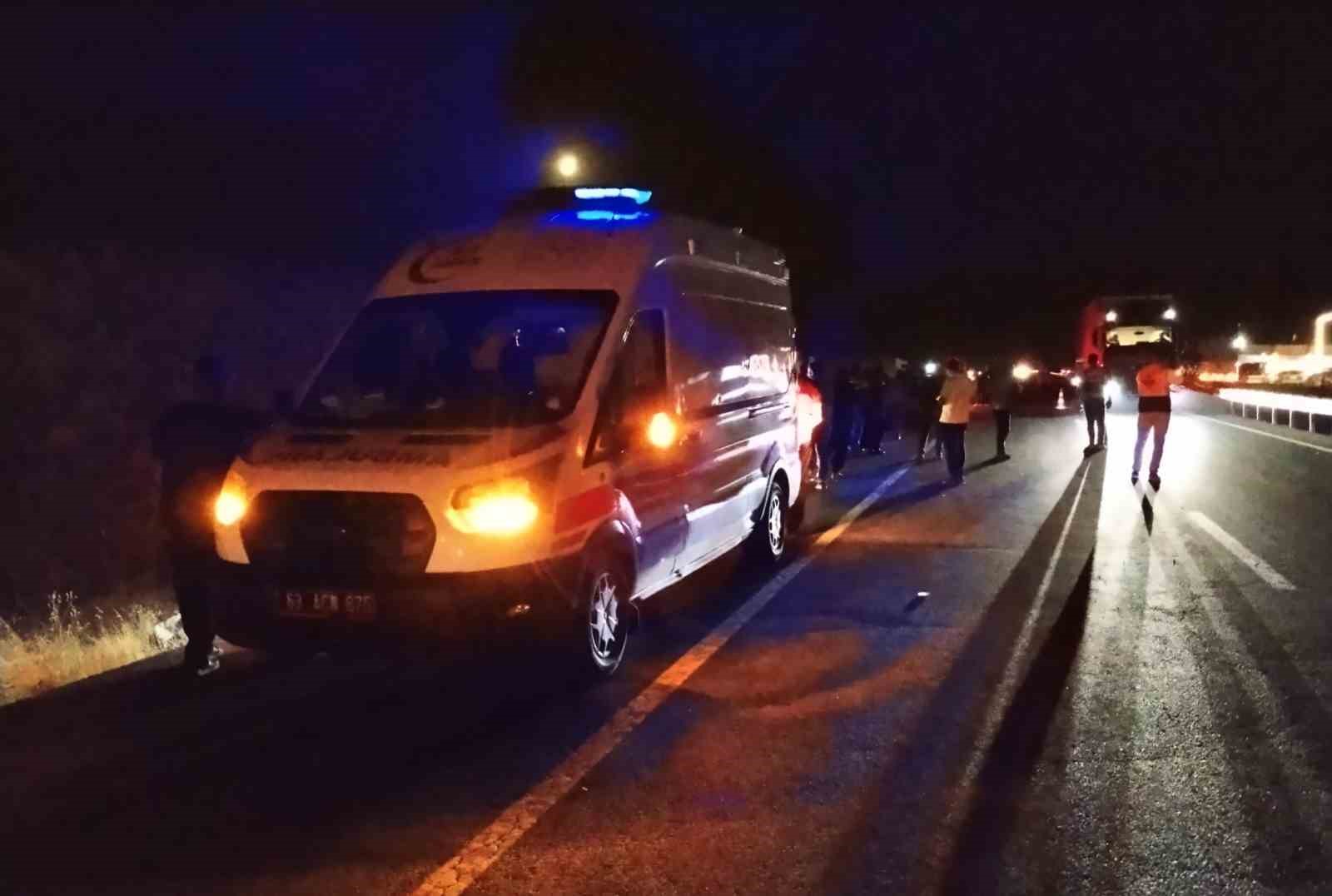 Siverek-Diyarbakır kara yolunda feci kaza: 3 ölü, 1 yaralı 8 siverek diyarbakir kara yolunda feci kaza 3 olu 1 yarali 4 iuVKz85L