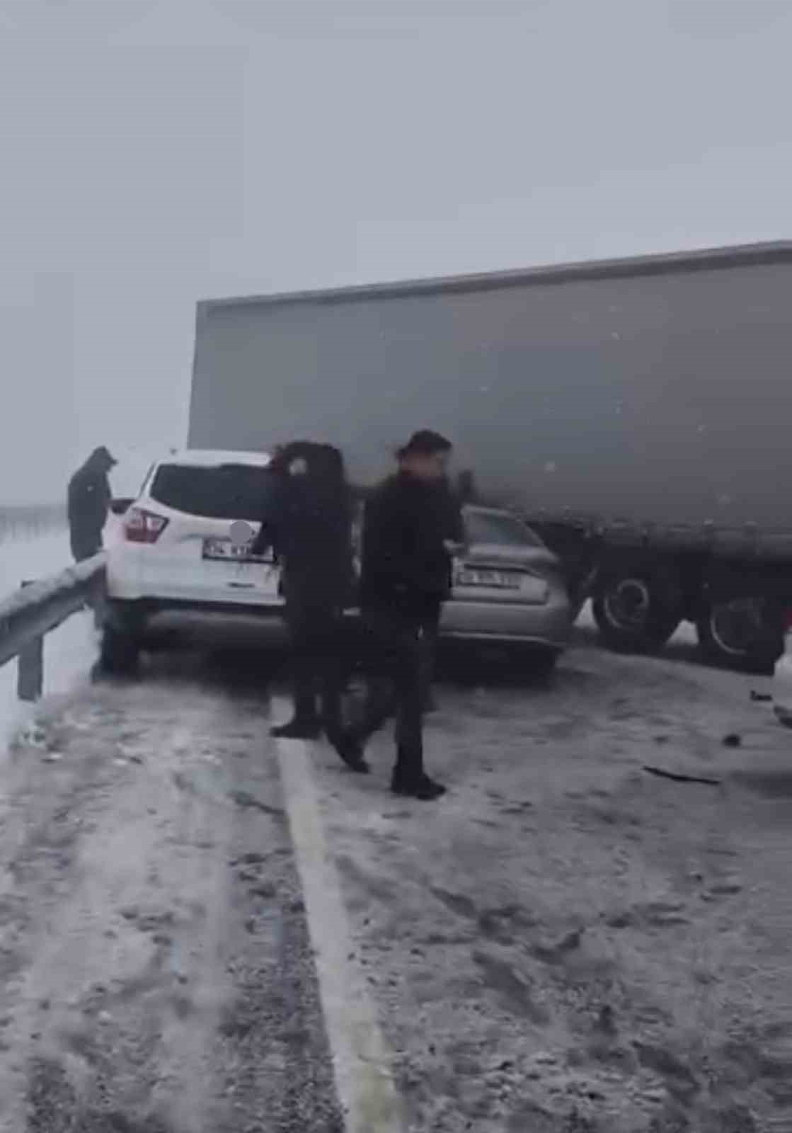 siverek diyarbakir karayolunda zincirleme kaza yol trafige kapandi 0 BDP88Q8M