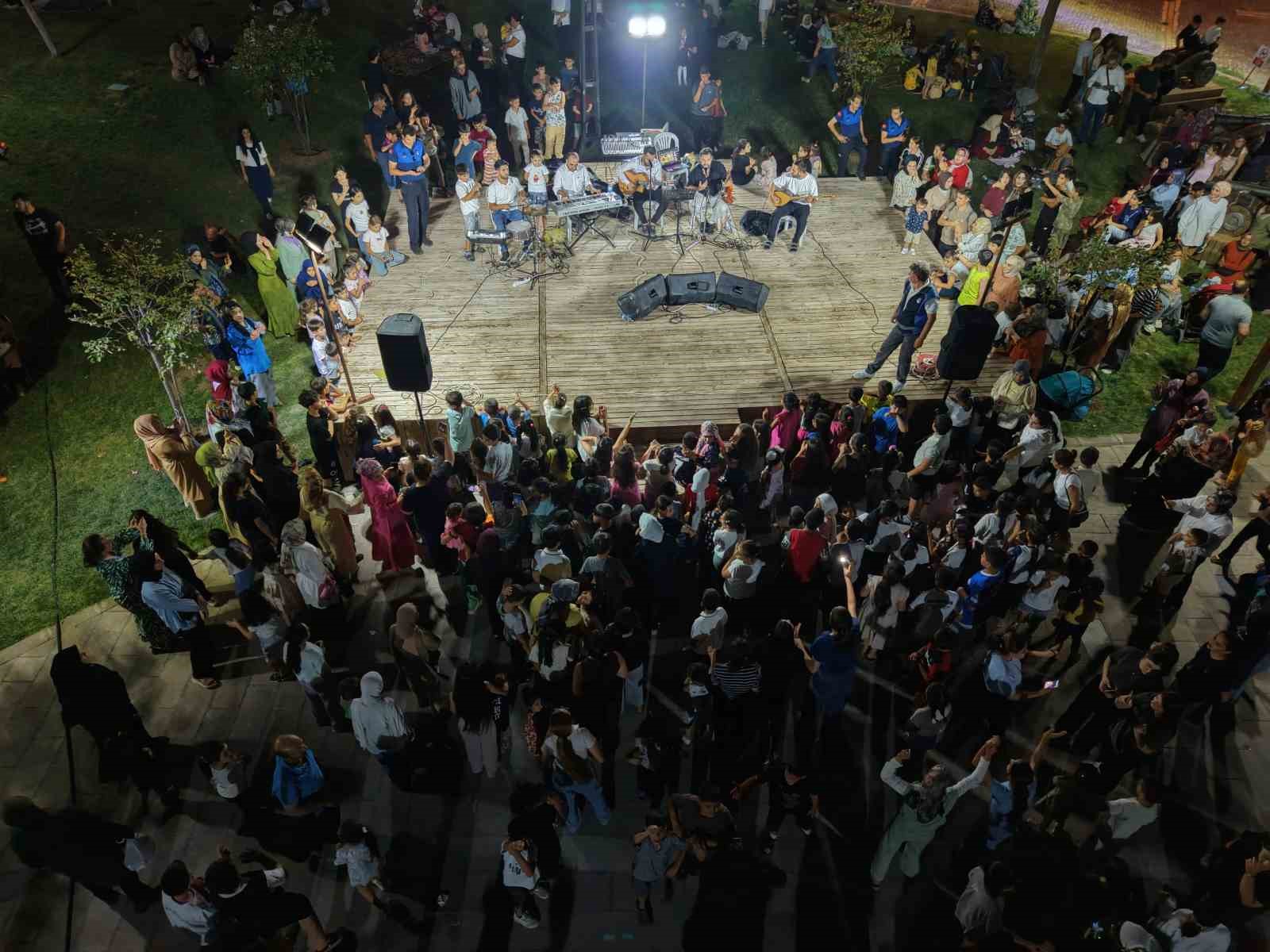 Siverek Kalesi’nde çocuklar ve aileleri karnaval coşkusunda buluştu 4 siverek kalesinde cocuklar ve aileleri karnaval coskusunda bulustu 0 3LUnF3MM