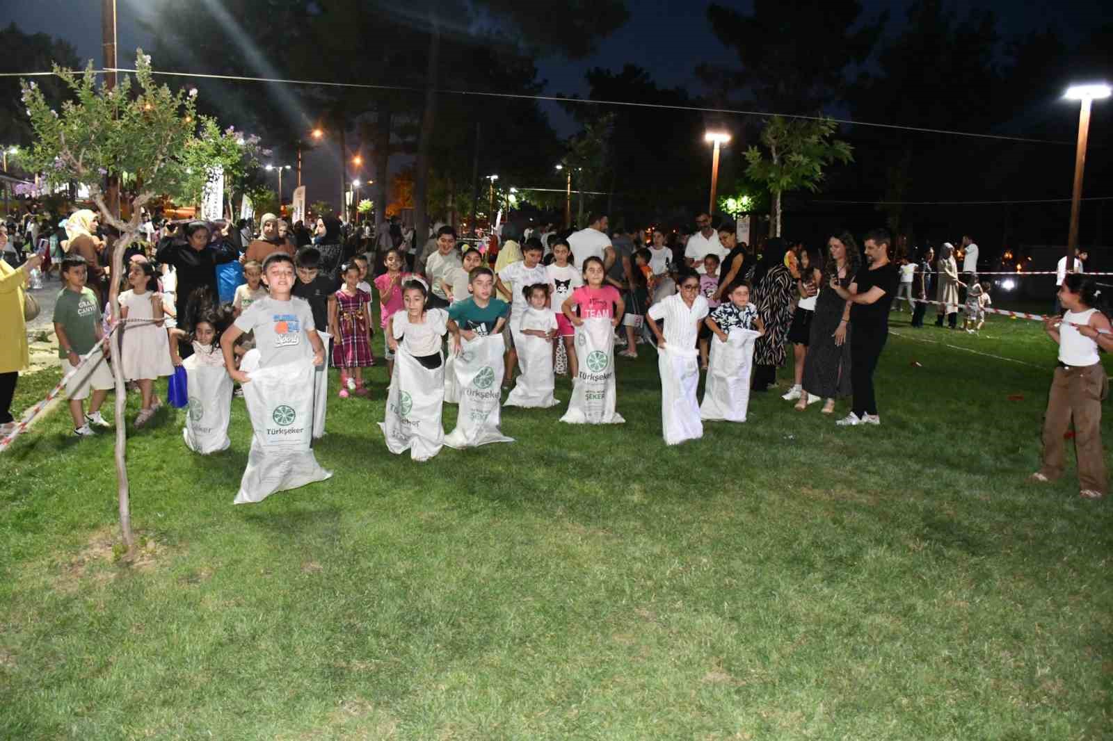 Siverek Kalesi’nde çocuklar ve aileleri karnaval coşkusunda buluştu 7 siverek kalesinde cocuklar ve aileleri karnaval coskusunda bulustu 3 73VakuqM
